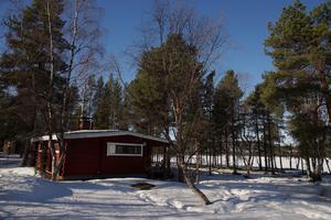 Unsere Hütte am See… eigentlich sogar ein Chalet, die Hütten werden im Winter mangels Heizung nicht vermietet