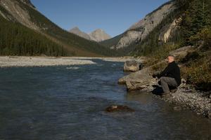 Nils beim Steine hüpfen lassen am North Sasketchewan River