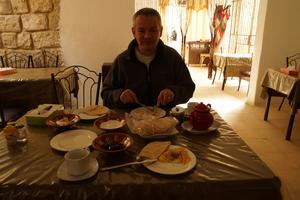Typisches Frühstück mit Omlett, Fladenbrot und Marmelade
