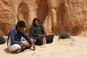 Teepause unter dem Gipfel mit Ahmed und Ahmed