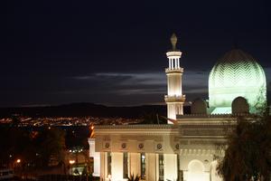 Moschee in Aqaba und Blick auf die Lichter von Eilat/Israel