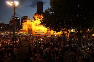 Menschenmassen am Bahnhof Flinders Street Station