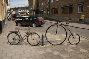 Das kleine Hochrad möchte gerne im Fahrradständer abgeholt werden!