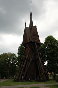 Der Klockstapel steht neben der Kirche, dafür hat es ja Platz