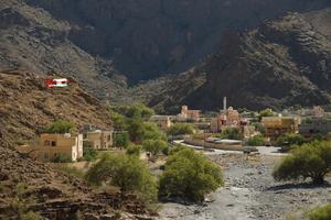 Dorf im zweiten Wadi Sackgasse, schon für den Geburtstag des Sultans geschmückt