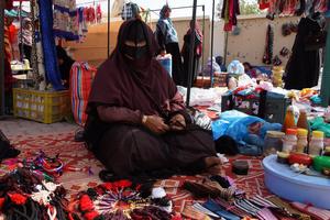 Frau mit der speziellen Maske eines omanischen Stammes