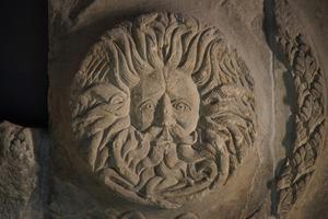 Gorgonenkopf, der früher den Tempelgiebel geziert hat