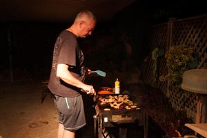 Nils betätigt sich als Barbecue-Meister