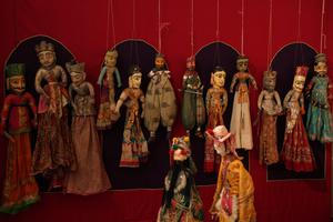 Ne ganze Wand voller orientalischer Puppen