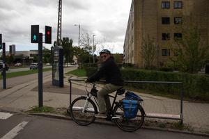 Geländer mit Fußbrett an der Ampel