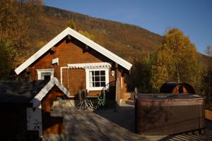 Haupthütte, Nebenhütte mit noch einem Bett, Saunahütte und Pool