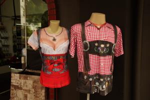 Dirndl oder Lederhosen nur obenrum (als T-Shirt)