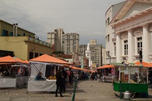 Der Stadtmarkt zieht sich sehr sehr lang