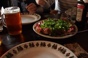 Sogar Teller mit Schwarzwaldmuster