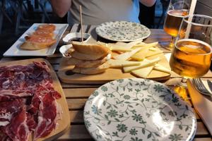 Die Auswahl an Schinken und Käse