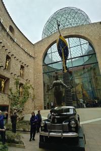 Innenhof mit Cadillac